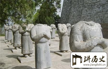 <rb>无</rb><rt>wú</rt><rb>头</rb><rt>tóu</rt><rb>之</rb><rt>zhī</rt><rb>谜</rb><rt>mí</rt>:<rb>武</rb><rt>wǔ</rt><rb>则</rb><rt>zé</rt><rb>天</rb><rt>tiān</rt><rb>的</rb><rt>de</rt><rb>守</rb><rt>shǒu</rt><rb>陵</rb><rt>líng</rt><rb>石</rb><rt>shí</rt><rb>像</rb><rt>xiàng</rt><rb>为</rb><rt>wéi</rt><rb>什</rb><rt>shí</rt><rb>么</rb><rt>me</rt><rb>都</rb><rt>dōu</rt><rb>没</rb><rt>méi</rt><rb>头</rb><rt>tóu</rt>?
