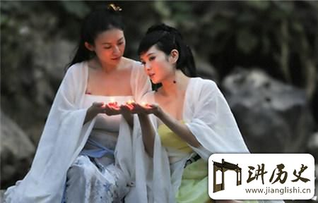 <rb>古</rb><rt>gǔ</rt><rb>代</rb><rt>dài</rt><rb>恐</rb><rt>kǒng</rt><rb>怖</rb><rt>bù</rt><rb>美</rb><rt>měi</rt><rb>女</rb><rt>nǚ</rt><rb>劝</rb><rt>quàn</rt><rb>酒</rb><rt>jiǔ</rt><rb>法</rb><rt>fǎ</rt>:<rb>客</rb><rt>kè</rt><rb>人</rb><rt>rén</rt><rb>如</rb><rt>rú</rt><rb>果</rb><rt>guǒ</rt><rb>不</rb><rt>bú</rt><rb>喝</rb><rt>hē</rt><rb>就</rb><rt>jiù</rt><rb>杀</rb><rt>shā</rt><rb>了</rb><rt>le</rt><rb>婢</rb><rt>bì</rt><rb>女</rb><rt>nǚ</rt>